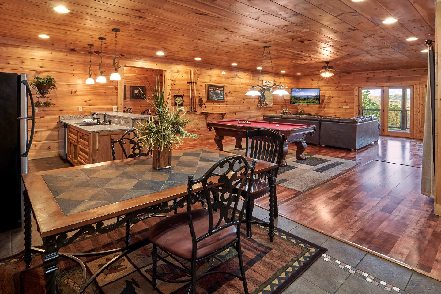 Spectacular Cabin with Hot-tub and Gorgeous Sights in Sevierville, Tennessee