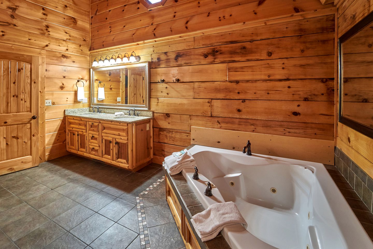 Spectacular Cabin with Hot-tub and Gorgeous Sights in Sevierville, Tennessee