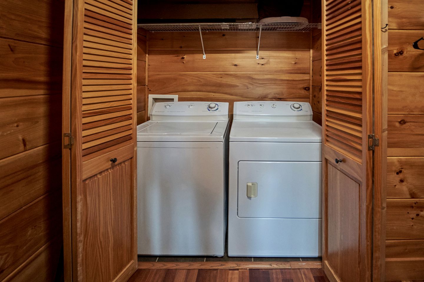 Spectacular Cabin with Hot-tub and Gorgeous Sights in Sevierville, Tennessee