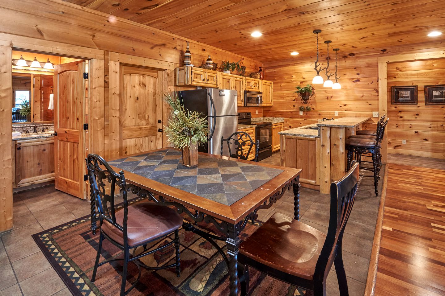 Spectacular Cabin with Hot-tub and Gorgeous Sights in Sevierville, Tennessee