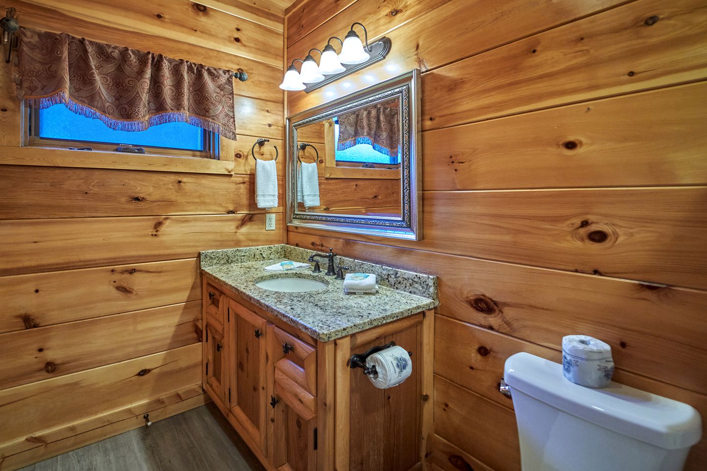 Spectacular Cabin with Hot-tub and Gorgeous Sights in Sevierville, Tennessee