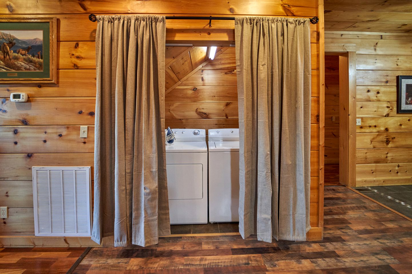 Spectacular Cabin with Hot-tub and Gorgeous Sights in Sevierville, Tennessee
