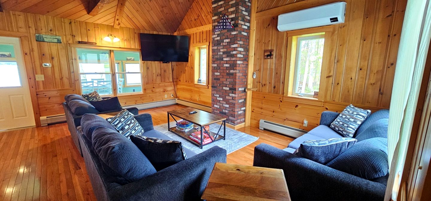 Vivid Lakefront Cottage Paradise Near Big Wood Lake, Maine