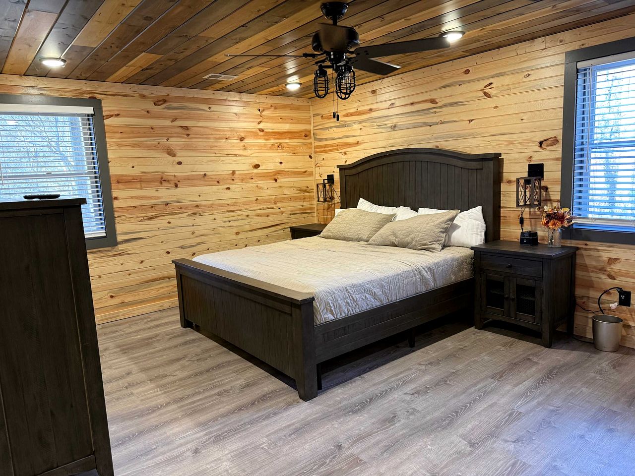 Rustic Cabin with Hot Tub, Game Room, and Smoky Mountain Views in Sevierville, Tennessee