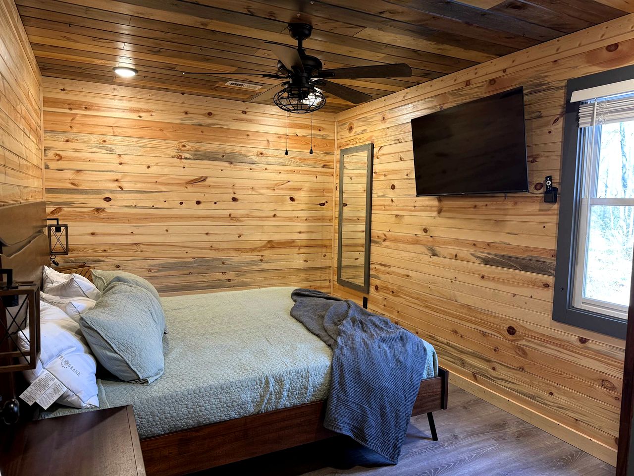 Rustic Cabin with Hot Tub, Game Room, and Smoky Mountain Views in Sevierville, Tennessee