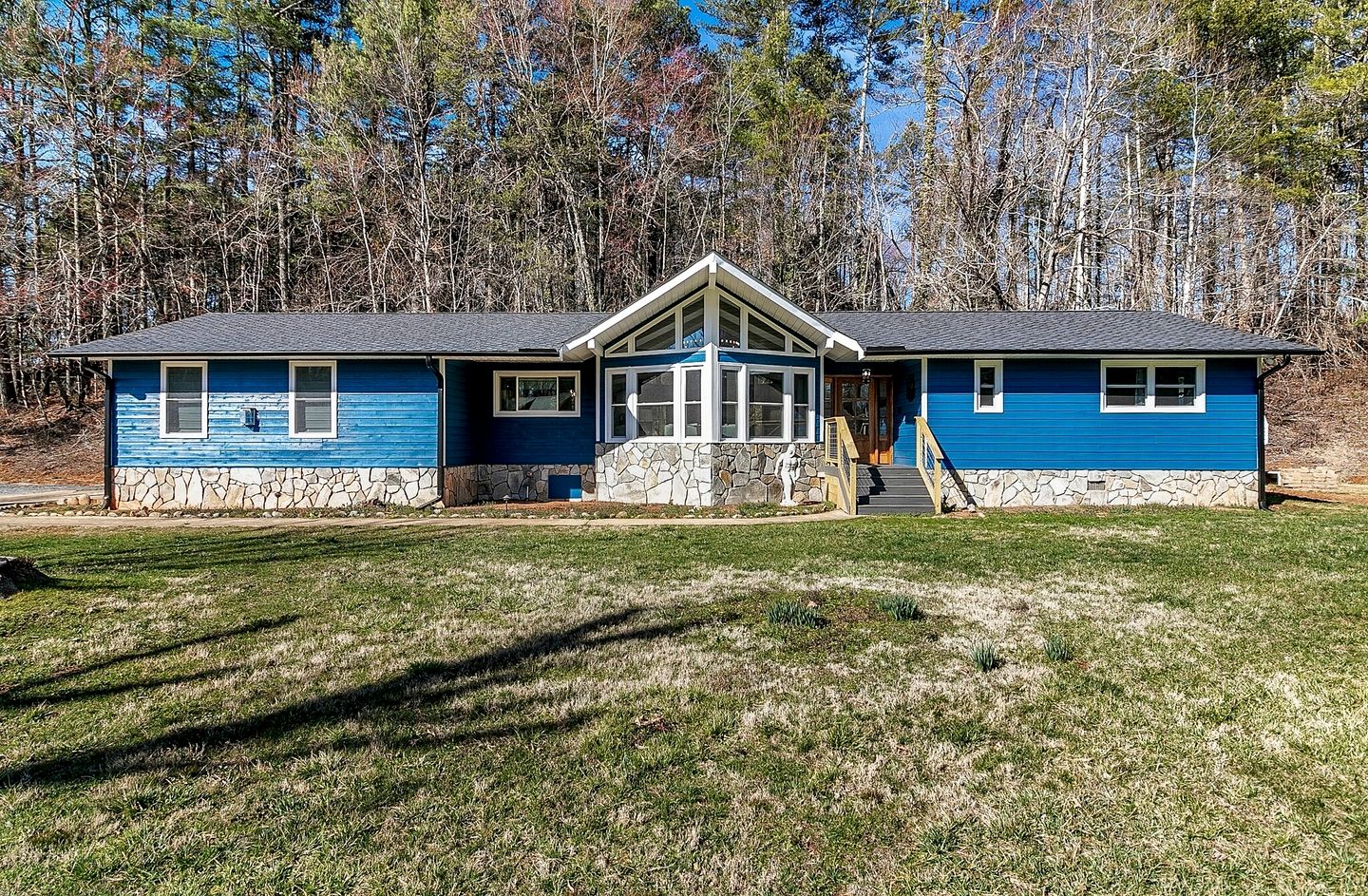 Cozy Mountain Retreat with Fire Pit and Large Yard, Located Near Downtown Marion, NC