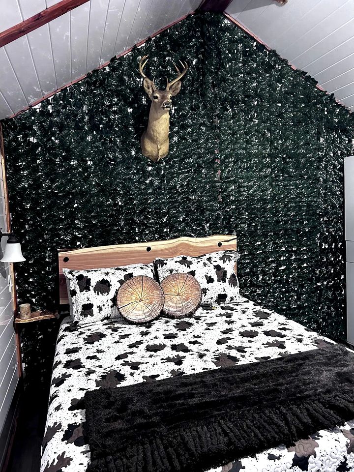 Enchanting Forest Treehouse Hideaway with Farm Activities near Bingham Creek in Forestburg, Texas