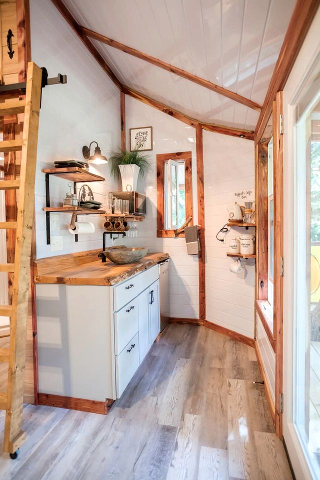 Enchanting Forest Treehouse Hideaway with Farm Activities near Bingham Creek in Forestburg, Texas