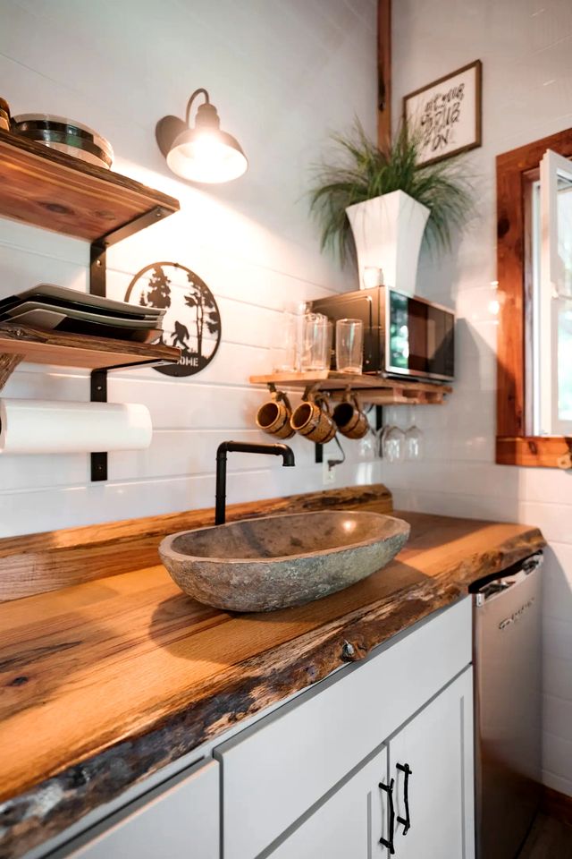 Enchanting Forest Treehouse Hideaway with Farm Activities near Bingham Creek in Forestburg, Texas