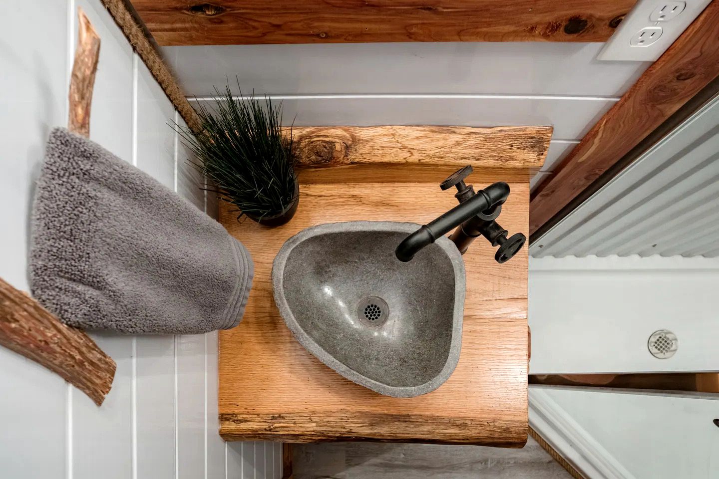 Enchanting Forest Treehouse Hideaway with Farm Activities near Bingham Creek in Forestburg, Texas