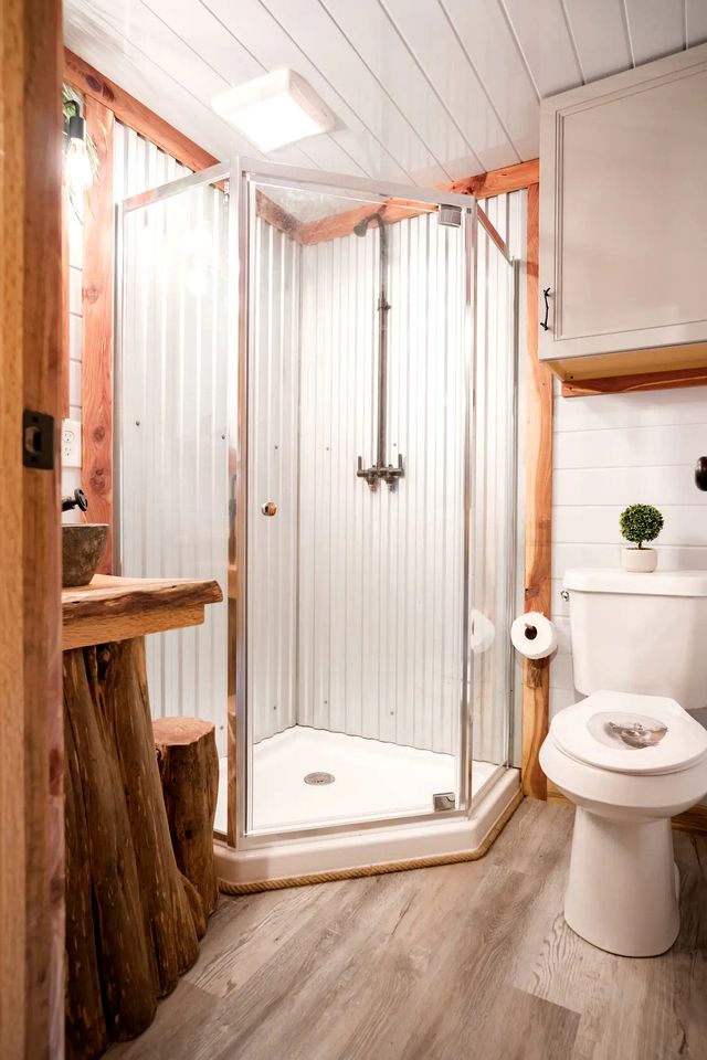 Enchanting Forest Treehouse Hideaway with Farm Activities near Bingham Creek in Forestburg, Texas