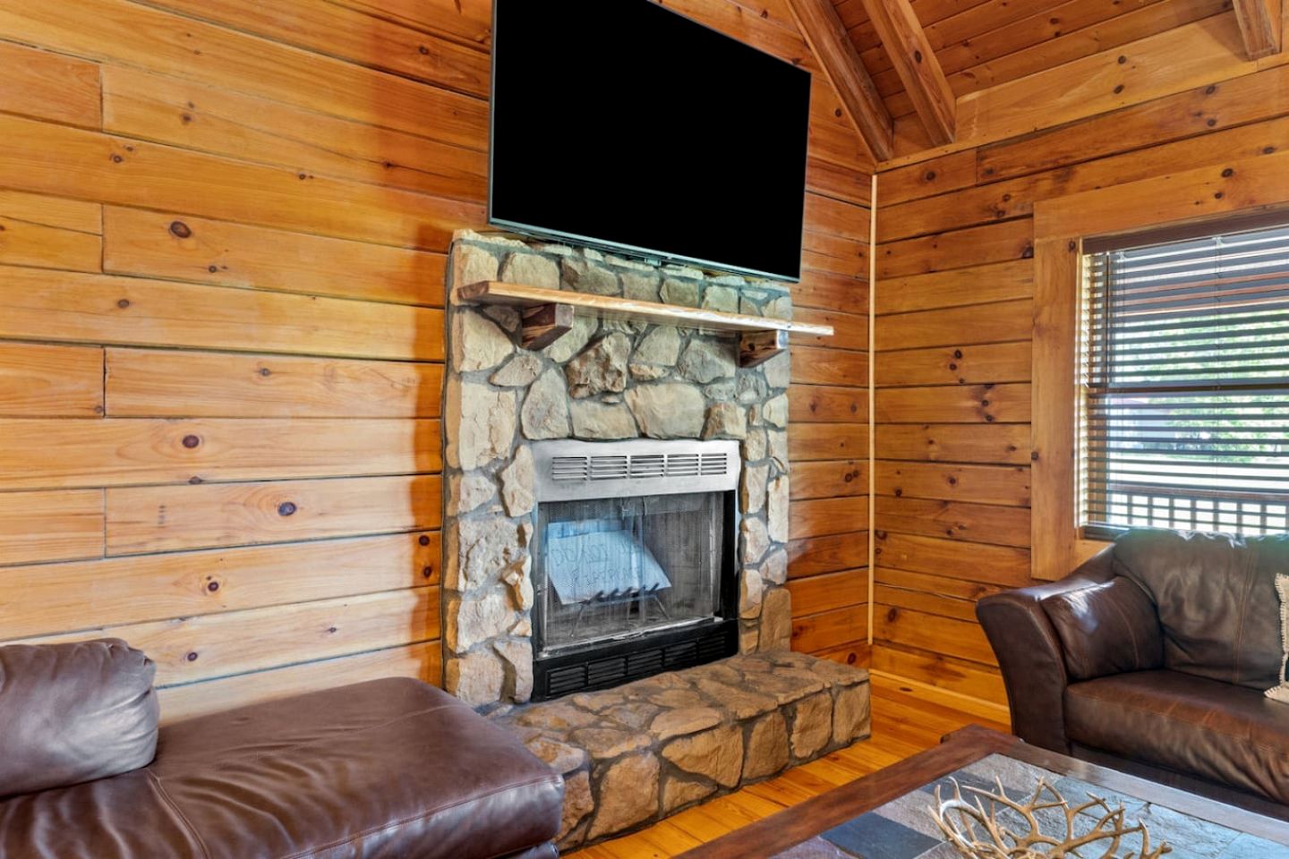 Stunning Cabin with Hot-tub, Fire Pit and Games in Stanton, Kentucky