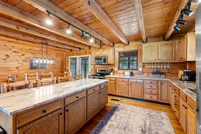 Stunning Cabin with Hot-tub, Fire Pit and Games in Stanton, Kentucky photo 3