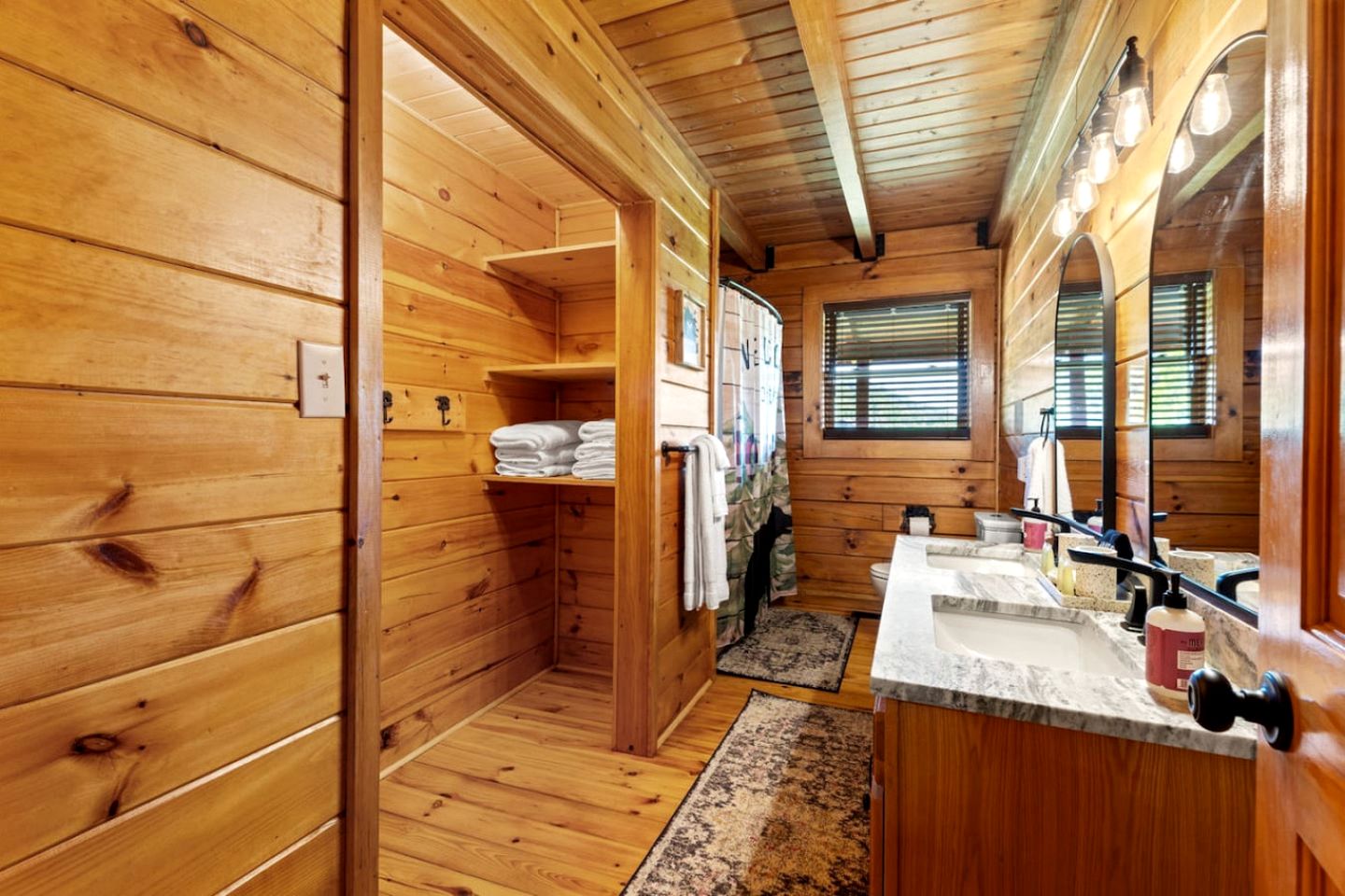 Stunning Cabin with Hot-tub, Fire Pit and Games in Stanton, Kentucky