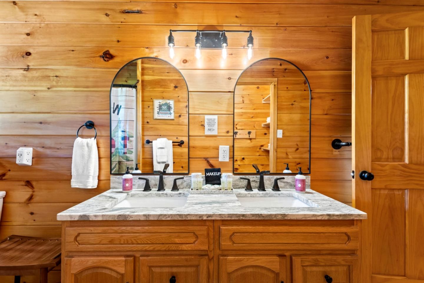 Stunning Cabin with Hot-tub, Fire Pit and Games in Stanton, Kentucky