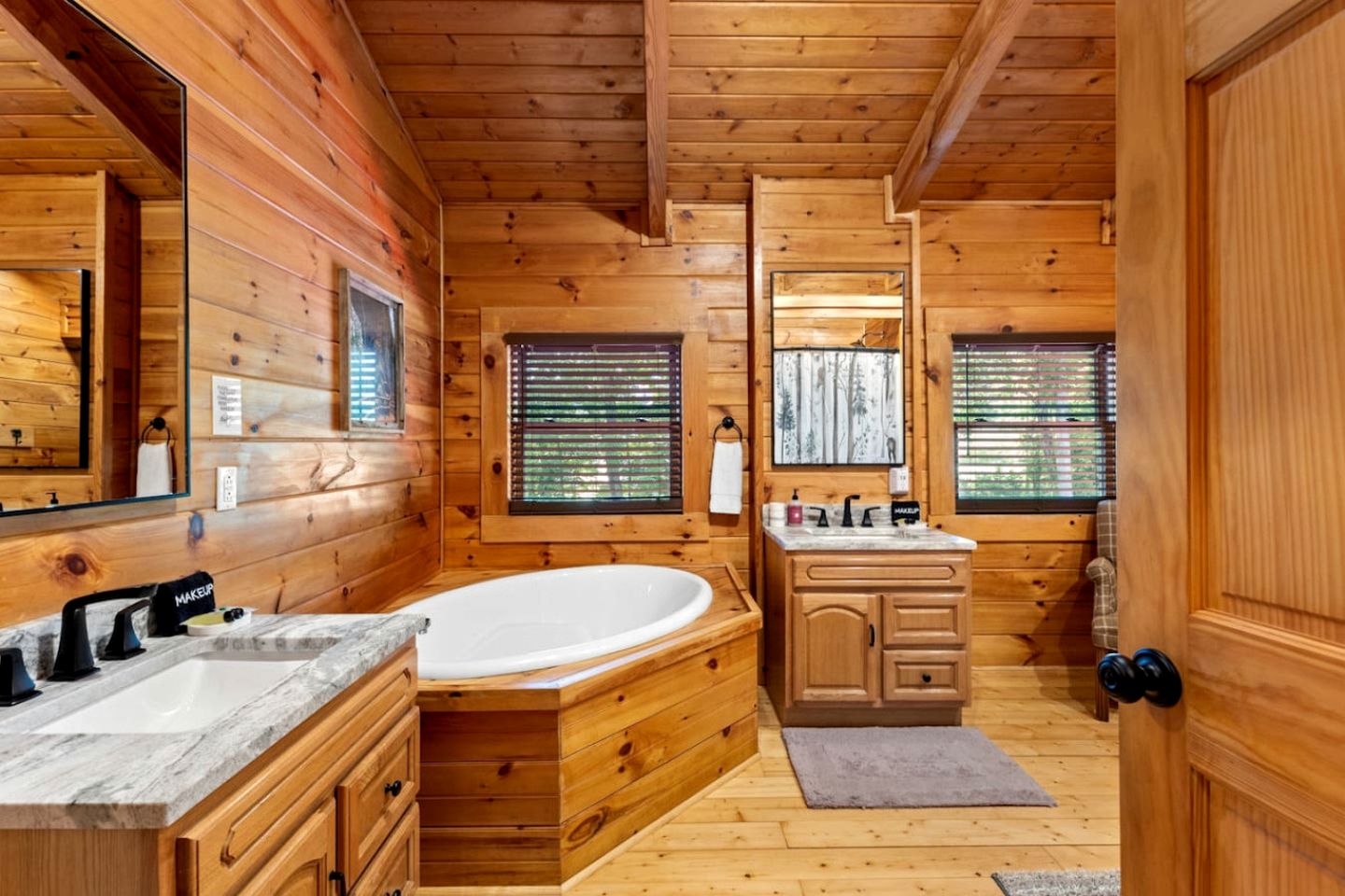 Stunning Cabin with Hot-tub, Fire Pit and Games in Stanton, Kentucky
