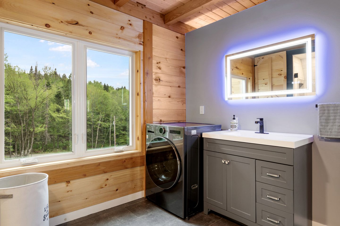 Luxurious A-Frame Cabin Nestled Among Spectacular Nature in New Hampshire