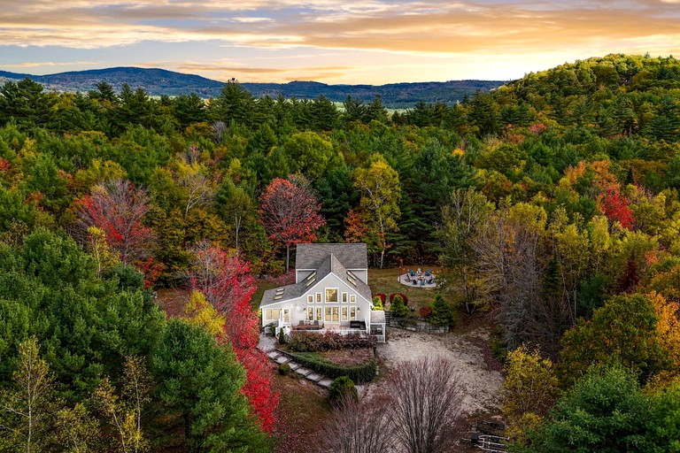 Gorgeous Modern Vacation Rental with Game Room Surrounded by Nature in Madison, New Hampshire