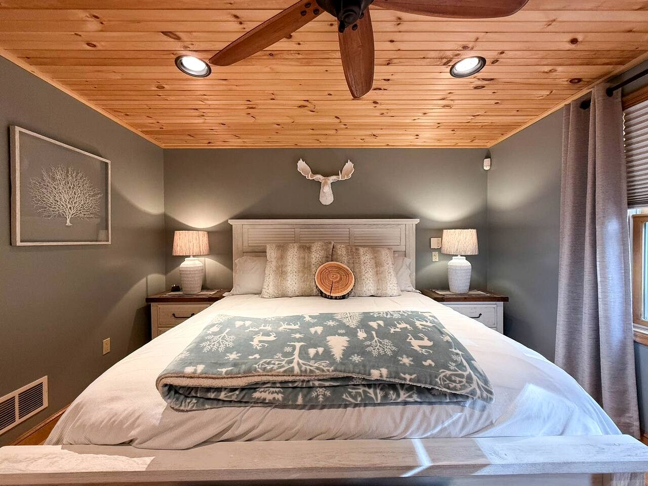 Gorgeous Modern Vacation Rental with Game Room Surrounded by Nature in Madison, New Hampshire