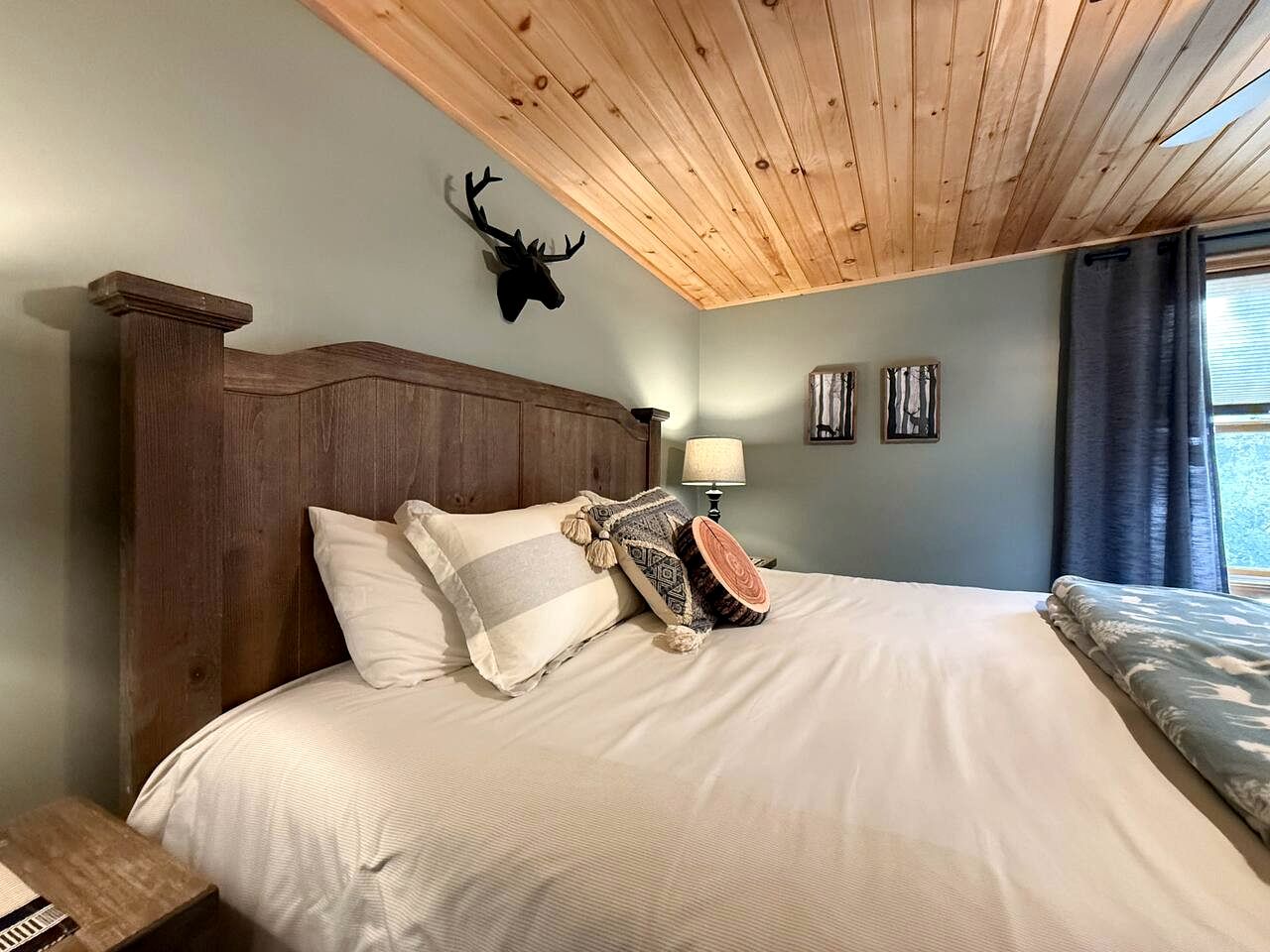 Gorgeous Modern Vacation Rental with Game Room Surrounded by Nature in Madison, New Hampshire