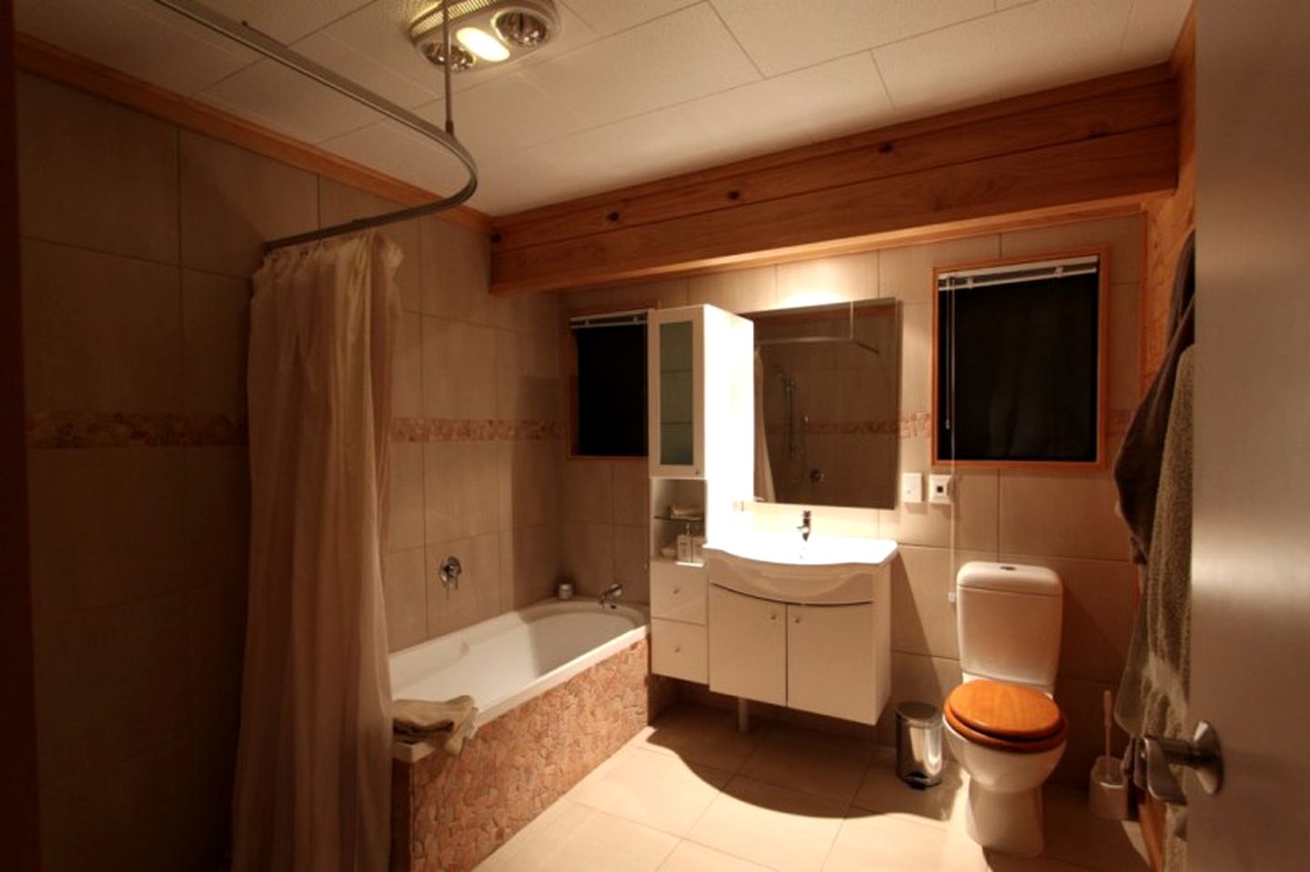 Modern and Spacious Family Cottage in Westport, New Zealand