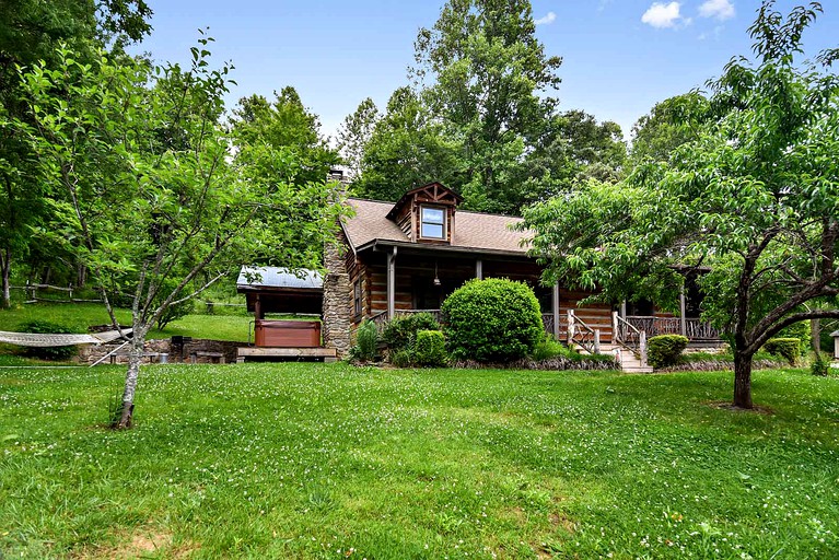 Rustic Log Cabin Rental with a Hot Tub near Asheville, North Carolina | Log Cabins (Clyde, North Carolina, United States of America)