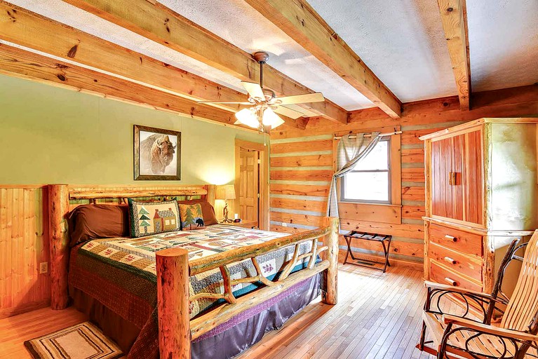 Rustic Log Cabin Rental with a Hot Tub near Asheville, North Carolina | Log Cabins (Clyde, North Carolina, United States of America)