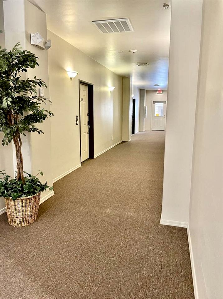 Modern Pet-Friendly Vacation Rental with Resort-Style Amenities in Overgaard, Arizona