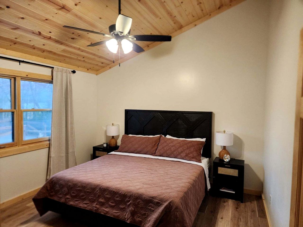 Cozy Rustic Cabin with Hot-Tub Ideal for a Couples Retreat in Illinois