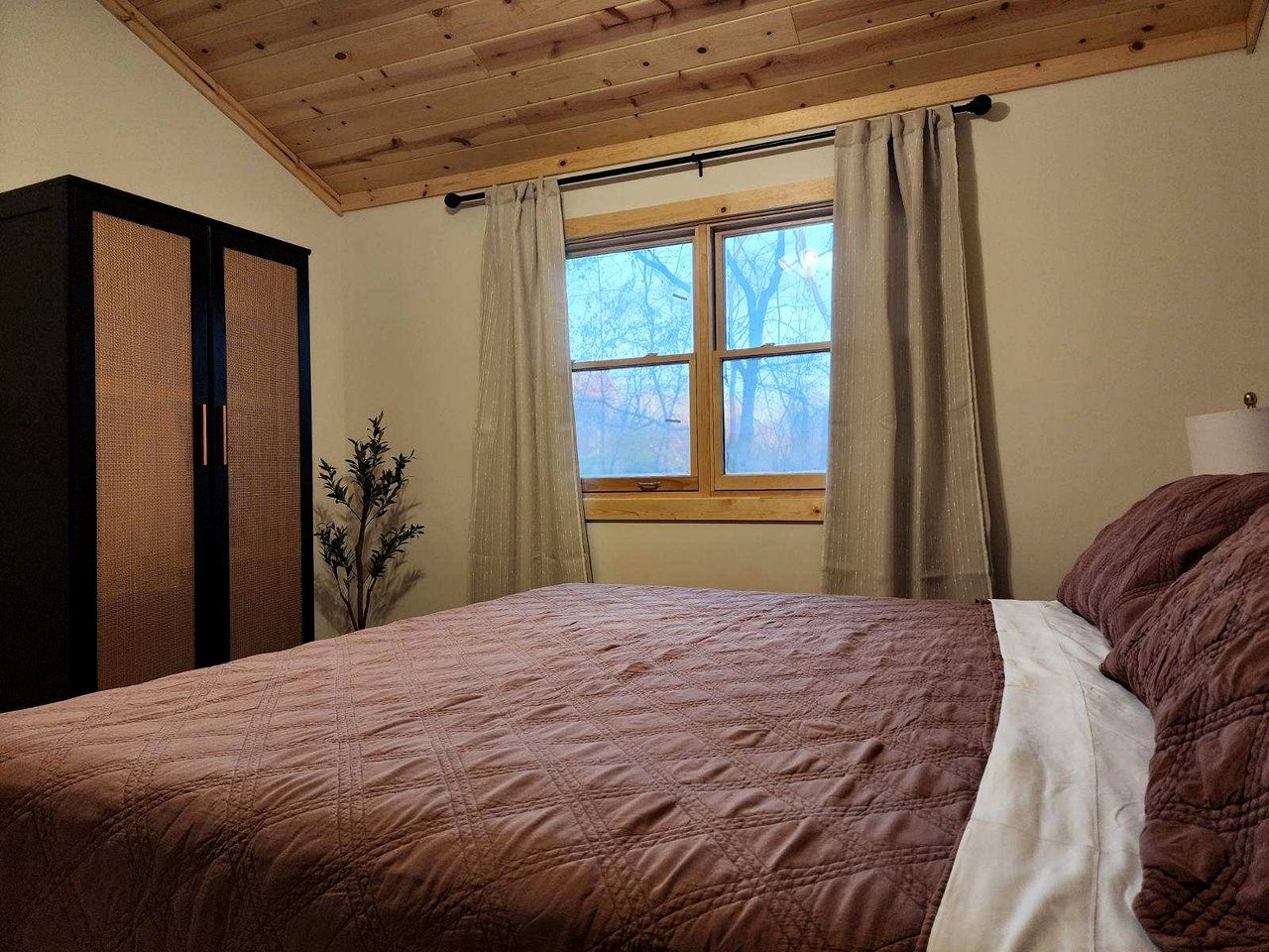 Cozy Rustic Cabin with Hot-Tub Ideal for a Couples Retreat in Illinois