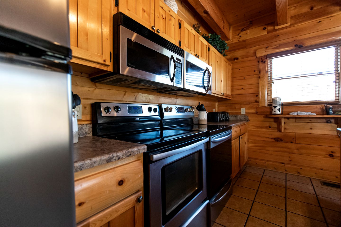 Enormous Cabin Rental for Group Getaways and Family Vacations in Tennessee