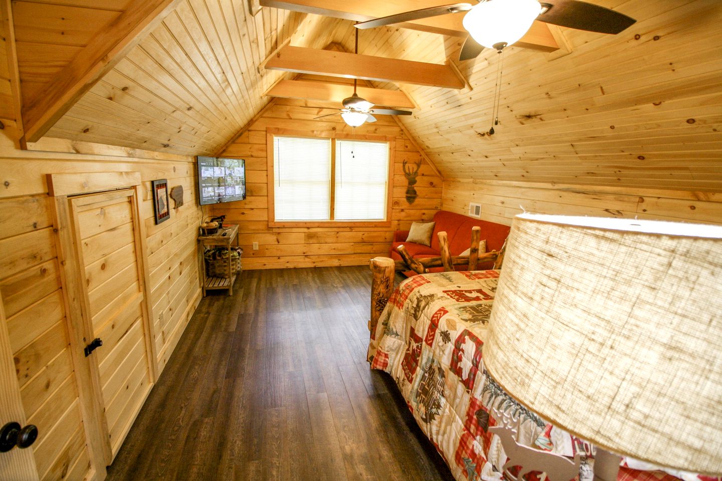 Large Rustic Cabin in Gatlinburg, Perfect for Family Vacations in Great Smoky Mountains National Park