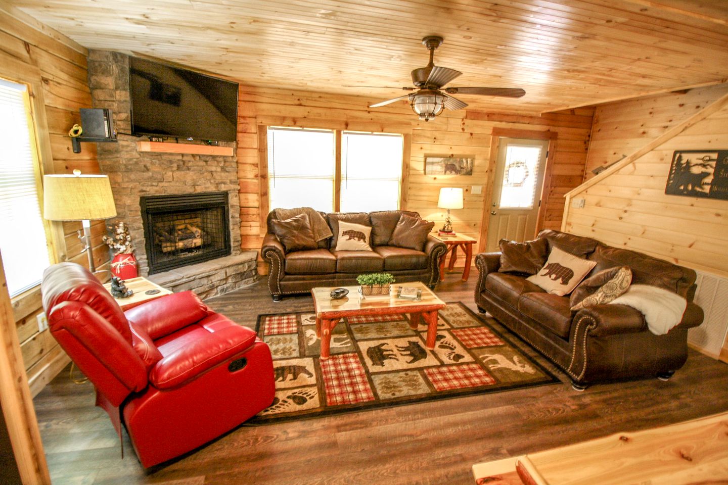Large Rustic Cabin in Gatlinburg, Perfect for Family Vacations in Great Smoky Mountains National Park