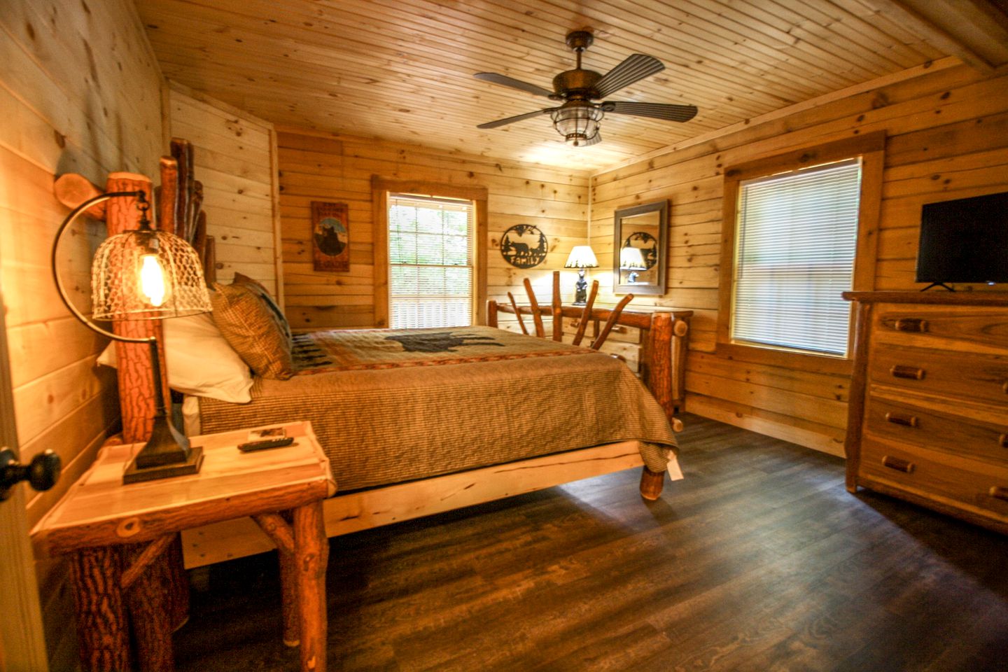 Large Rustic Cabin in Gatlinburg, Perfect for Family Vacations in Great Smoky Mountains National Park