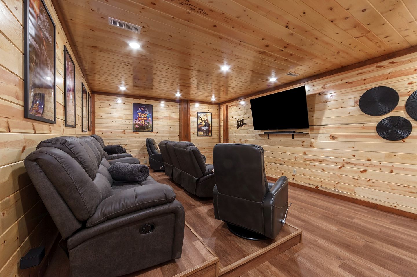 Stunning Cabin with Indoor Pool and Hot-tub in Sevierville, Tennessee