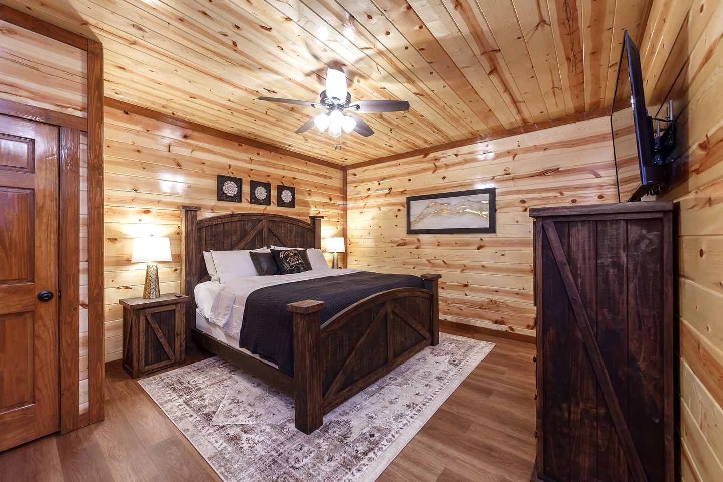 Stunning Cabin with Indoor Pool and Hot-tub in Sevierville, Tennessee