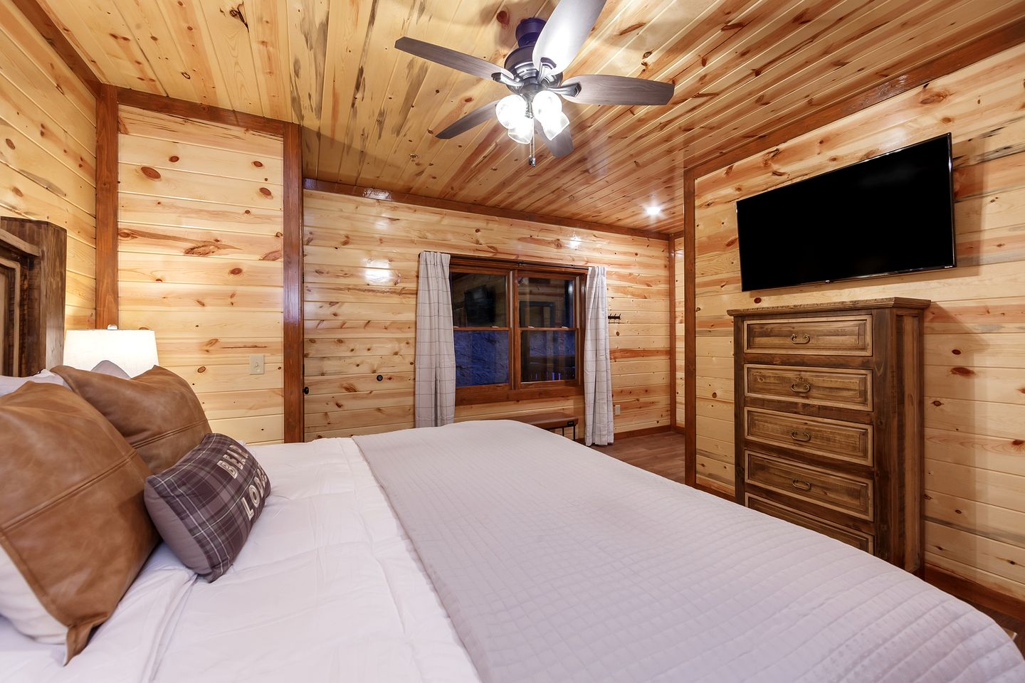 Stunning Cabin with Indoor Pool and Hot-tub in Sevierville, Tennessee