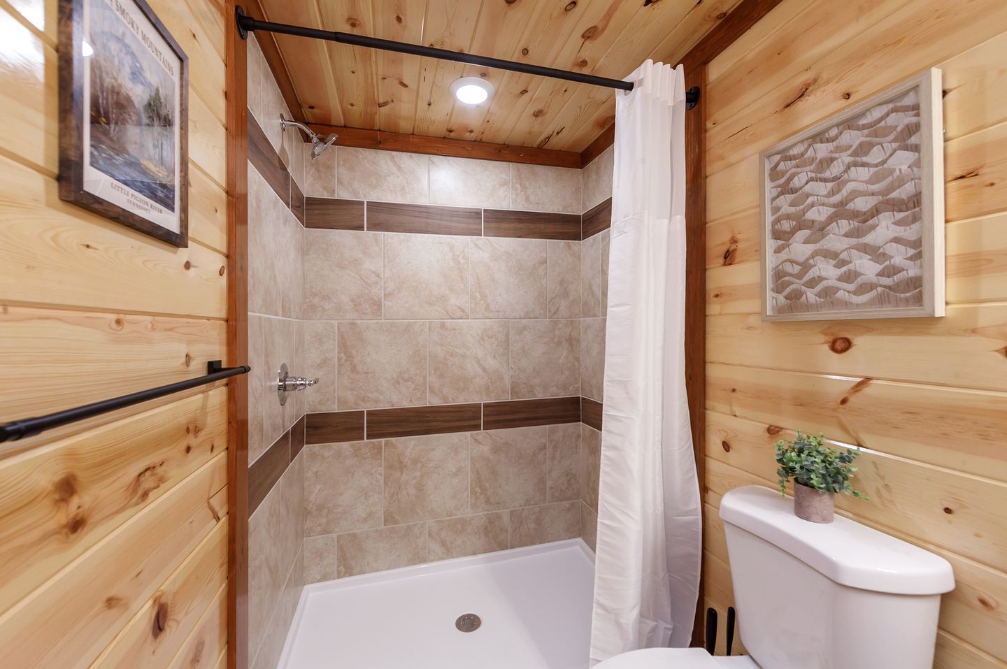 Stunning Cabin with Indoor Pool and Hot-tub in Sevierville, Tennessee