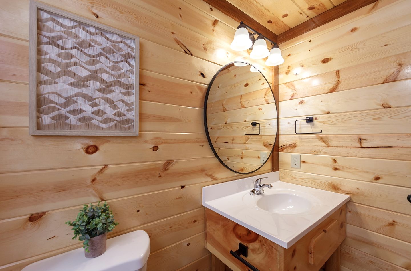 Stunning Cabin with Indoor Pool and Hot-tub in Sevierville, Tennessee