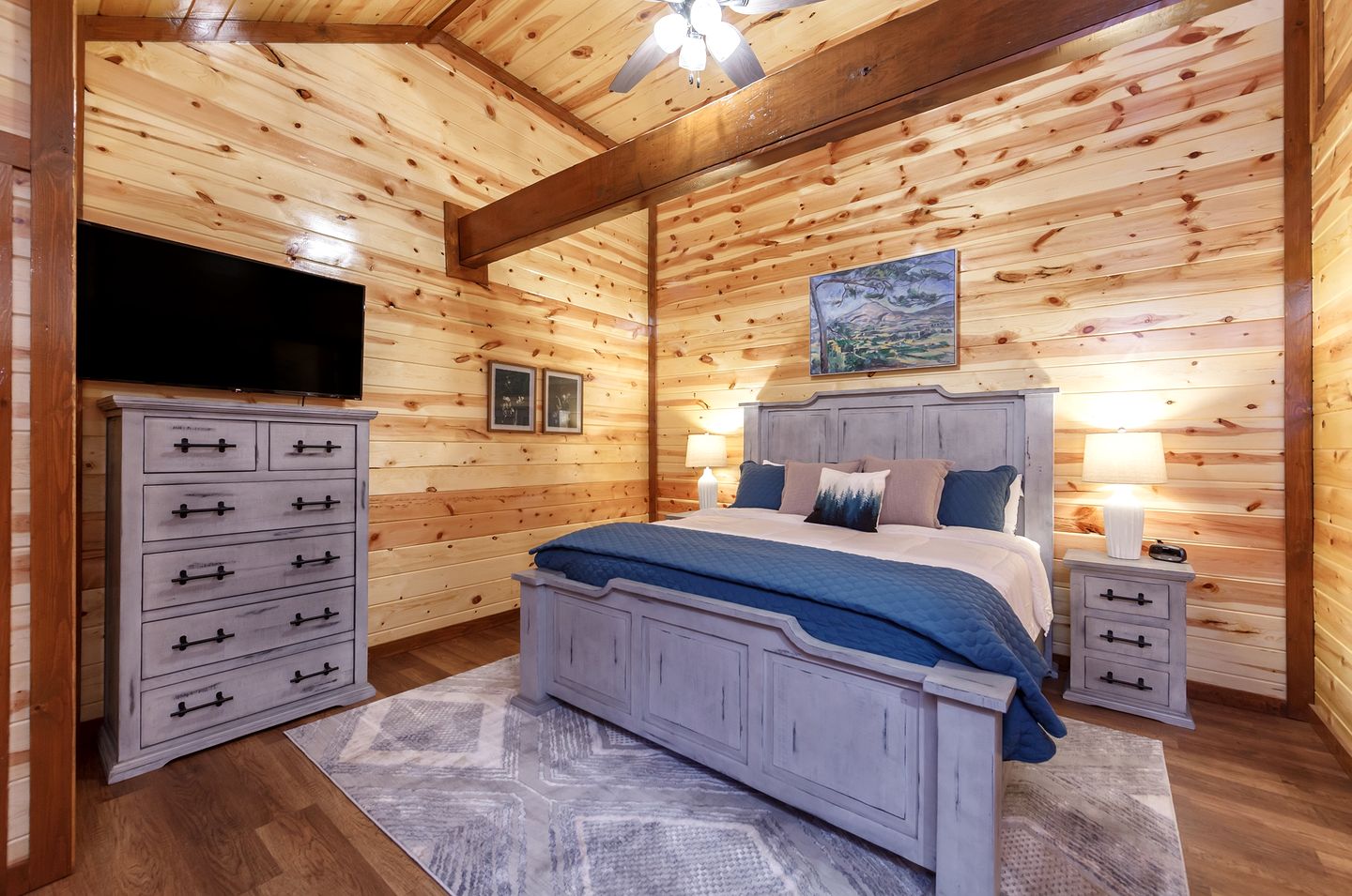 Stunning Cabin with Indoor Pool and Hot-tub in Sevierville, Tennessee