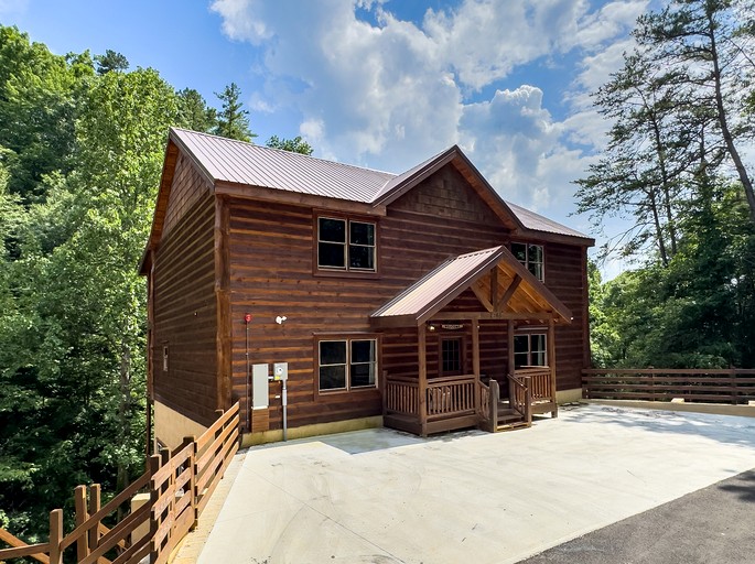 Stunning Cabin with Indoor Pool and Hot-tub in Sevierville, Tennessee