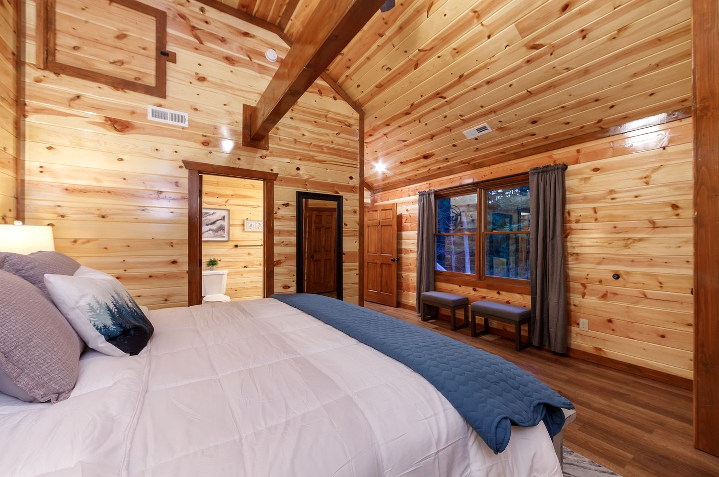 Stunning Cabin with Indoor Pool and Hot-tub in Sevierville, Tennessee