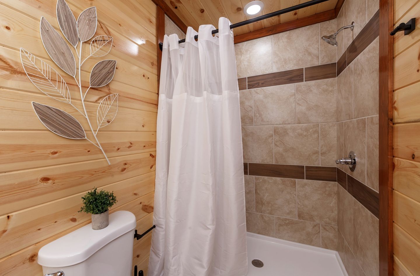 Stunning Cabin with Indoor Pool and Hot-tub in Sevierville, Tennessee