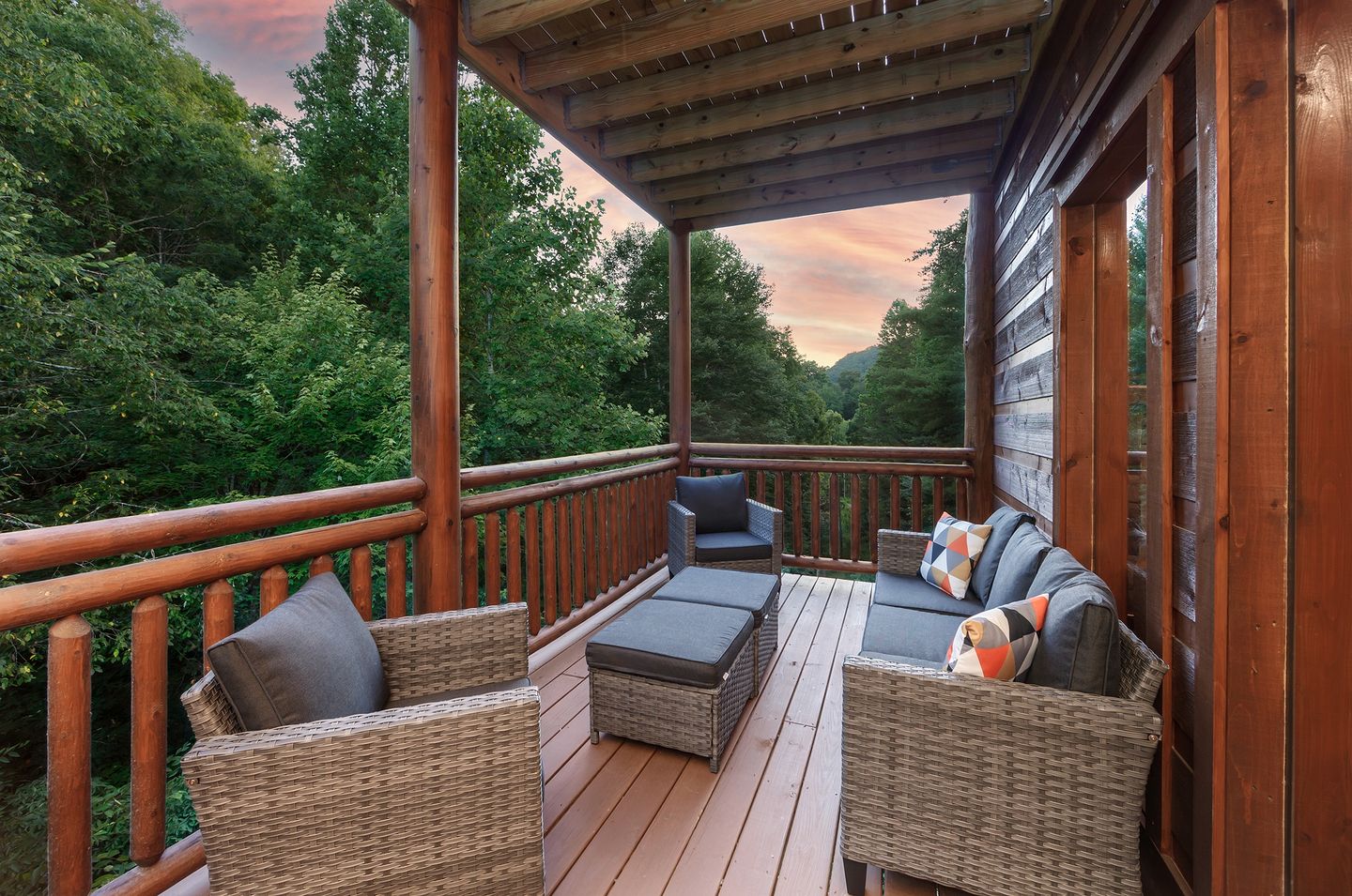 Stunning Cabin with Indoor Pool and Hot-tub in Sevierville, Tennessee