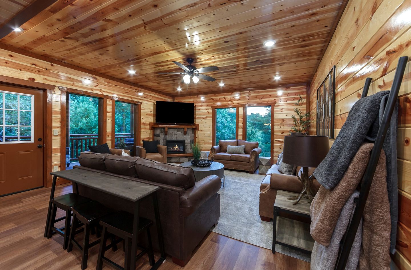 Stunning Cabin with Indoor Pool and Hot-tub in Sevierville, Tennessee