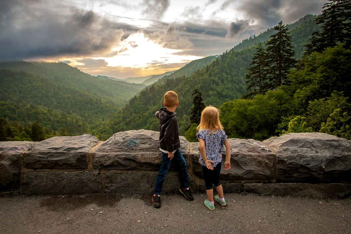 Luxurious Family Cabin with Games and a Fire Pit, Minutes from Pigeon Forge, Tennessee