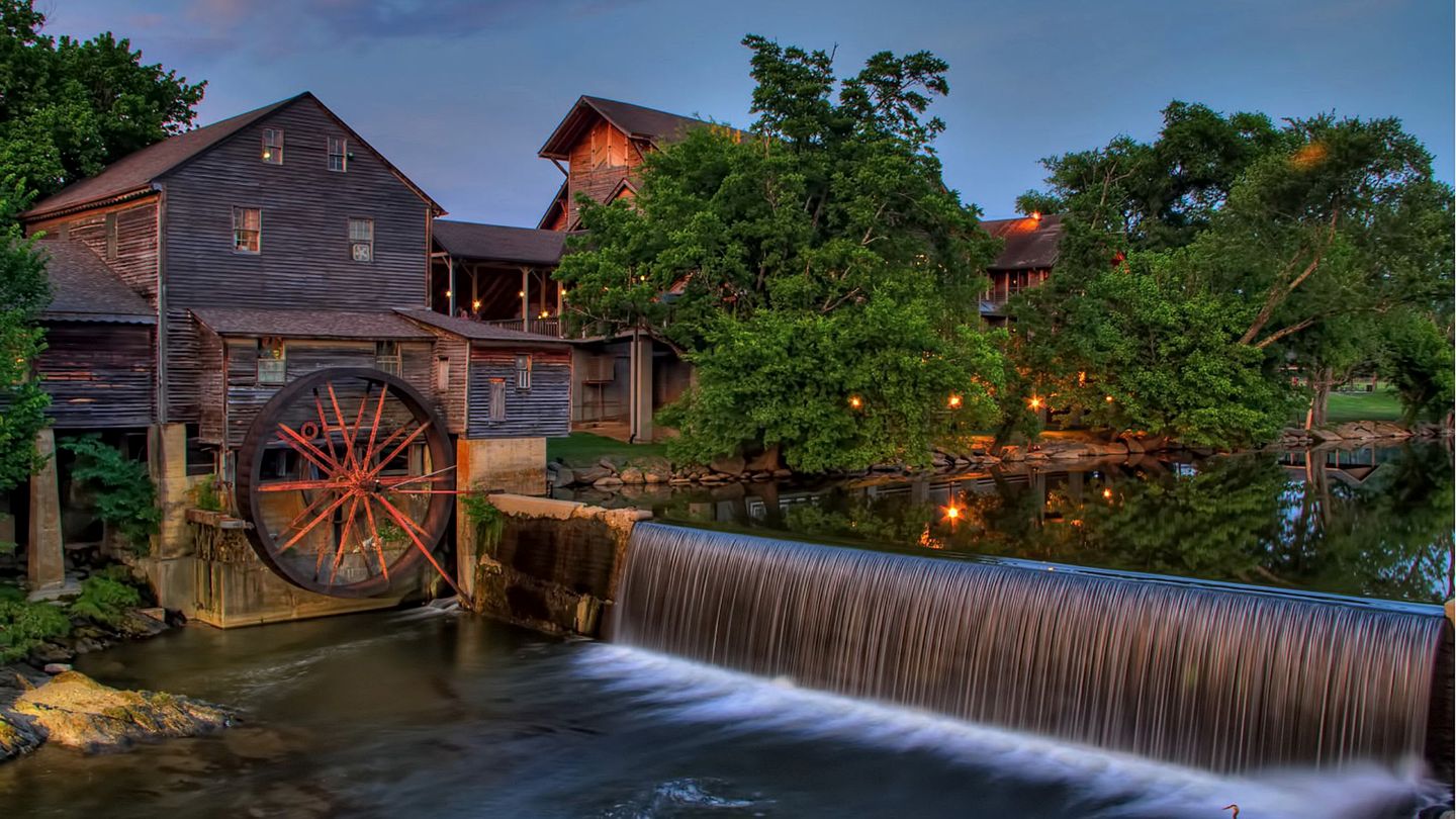 Luxurious Family Cabin with Games and a Fire Pit, Minutes from Pigeon Forge, Tennessee