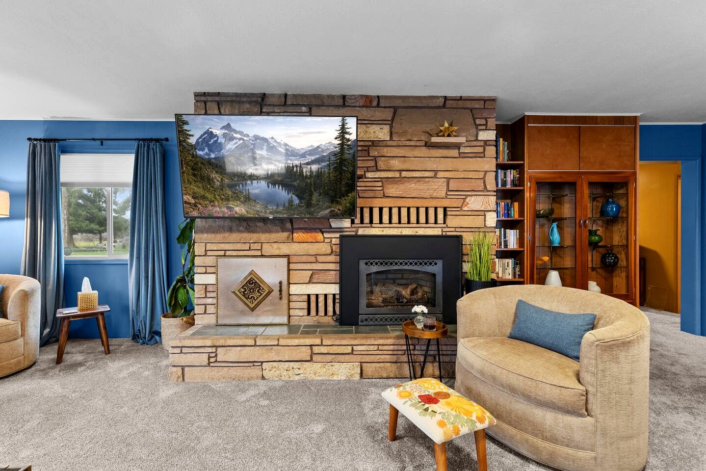 Design-Forward Mid-Century Home with Cozy Lounge Atmosphere in Clallam County, Washington