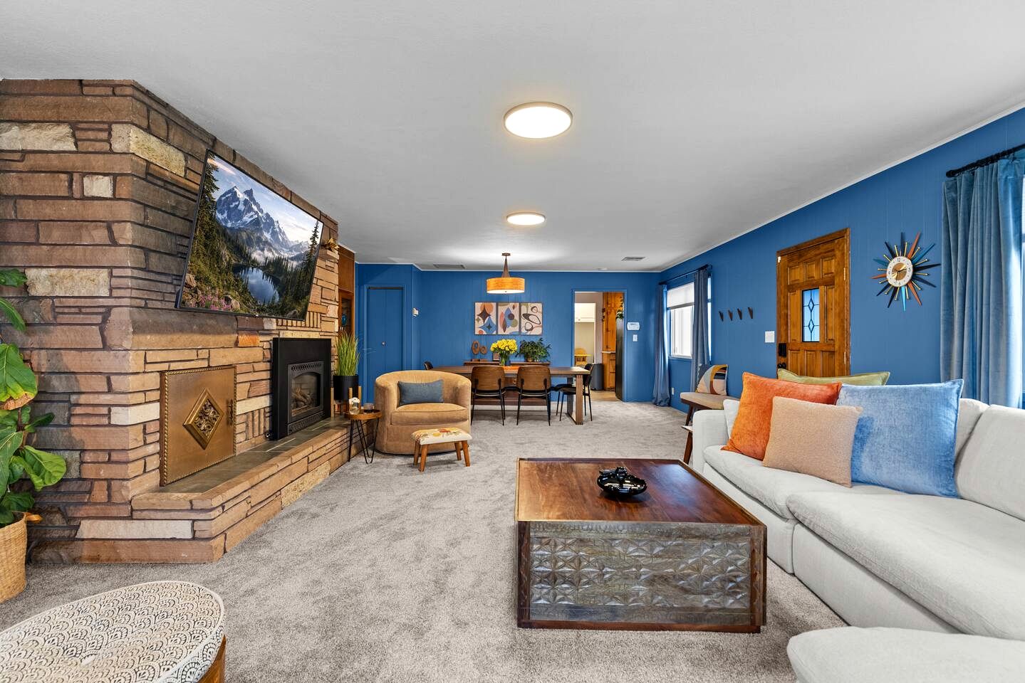 Design-Forward Mid-Century Home with Cozy Lounge Atmosphere in Clallam County, Washington