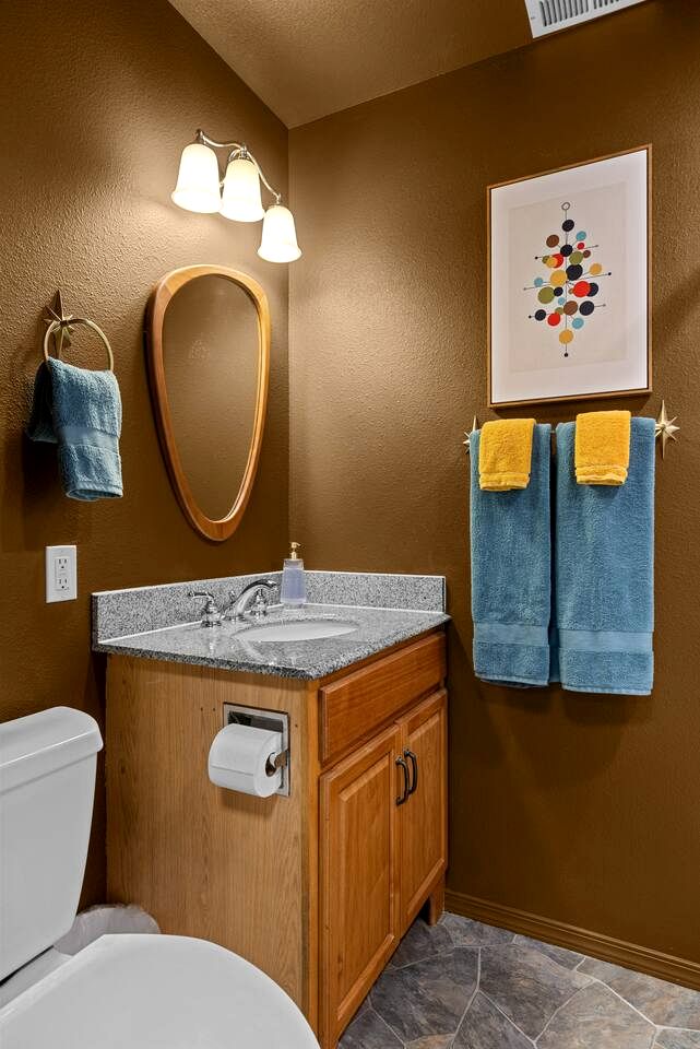 Design-Forward Mid-Century Home with Cozy Lounge Atmosphere in Clallam County, Washington